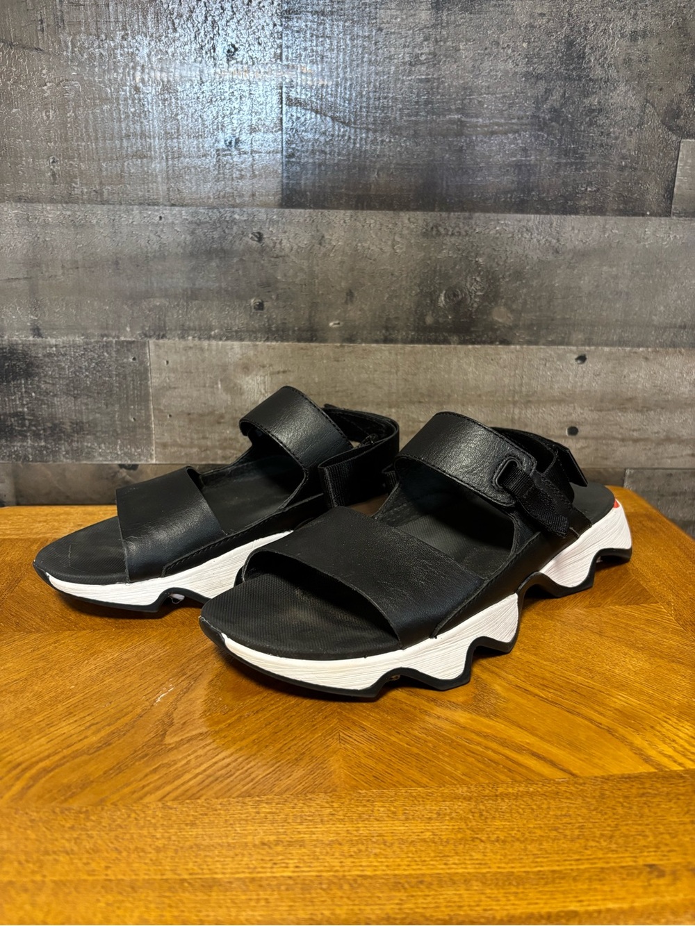 Sorel Black and White Sport Sandals Shock aborbers Size 8.5 like new